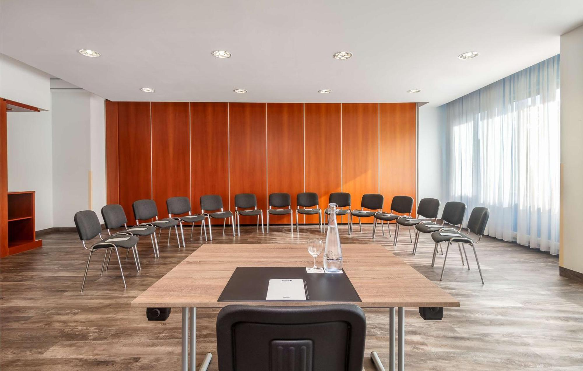 Radisson Blu Fuerst Leopold Hotel Dessau-Rosslau ภายนอก รูปภาพ